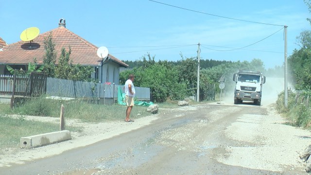 Život u prašini i rupama: Meštani Gornje Gorevnice zbog gradnje auto-puta žive u teškim uslovima FOTO