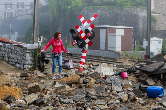 Apokalipsa u Belgiji; Voda nosila automobile i ploènike FOTO/VIDEO