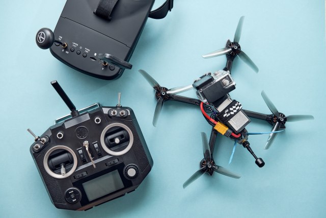 Autonomni dron pobedio u trci dva ljudska pilota VIDEO