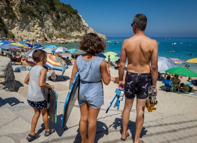 "Letovanje": Kako se Srpkinje svaðaju sa muževima na moru