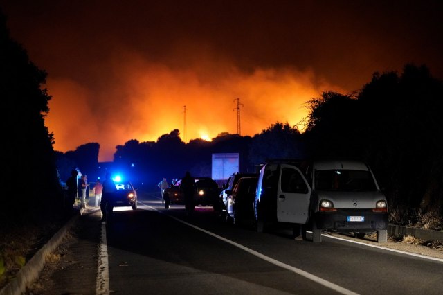 Požari zahvatili rekordne površine, vatra guta sve pred sobom, gore kuće, evakuisani ljudi VIDEO/FOTO