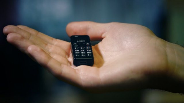 Najmanji telefon na svetu – veličine palca VIDEO