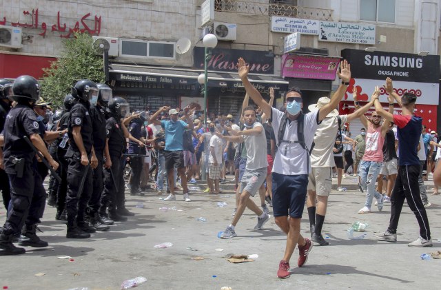 Dramatično u Tunisu; Ljudi su na ulicama, smeniće i ministre VIDEO/FOTO