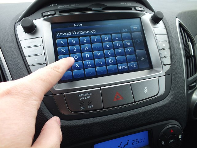 Koliko su opasni multimedijalni sistemi u automobilima i ekrani osetljivi na dodir?