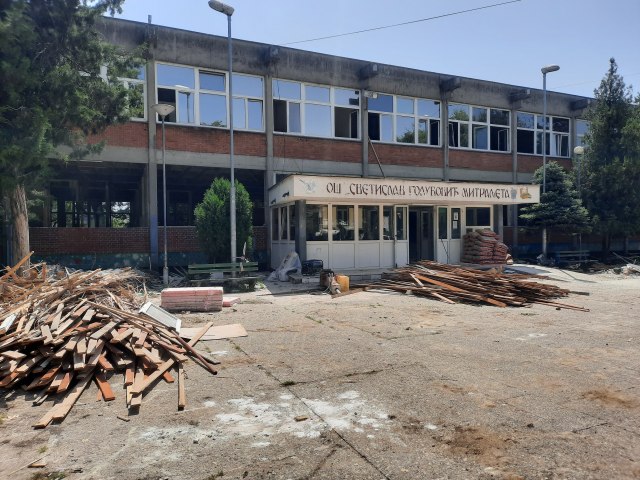 Osnovna škola u Batajnici dobiće novo ruho i još kvadrata FOTO