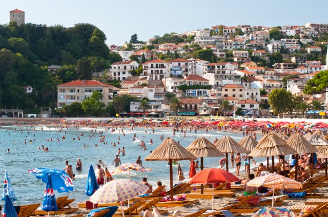Zbog srpskih turista "zakljuèali" plažu u Sutomoru: "To je haos šta se tu radi svaku noæ"