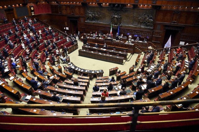 Haos u parlamentu: Obezbeđenje bukvalno jurilo poslanike po sali; za sve su krivi kovid-pasoši? VIDEO