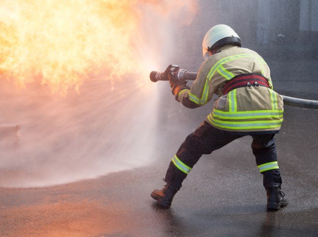 Veliki požar u Podgorici; vatra došla do kuæa, vetar otežava gašenje VIDEO
