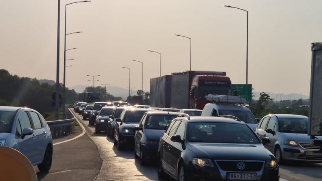 Velike gužve - spremite se da èekate: Dugaèka kolona na auto-putu Miloš Veliki, saobraæaj usporen i na Gazeli
