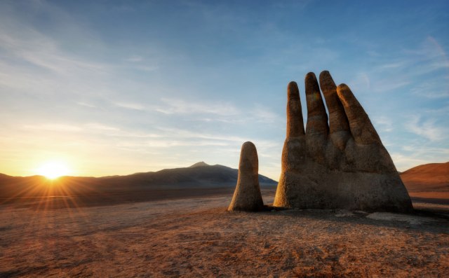 Simbol ljudske ranjivosti: Ogromna skulptura nastala usred pustinje nosi važnu poruku