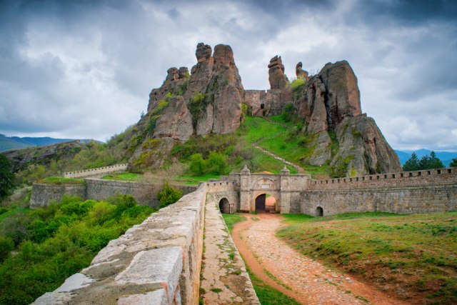 Fantastična tvrđava u stenama: Mesto gde pucnjava i tutnjava topova odjekuju i danas