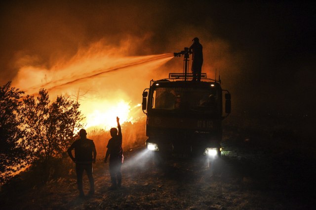 Mediteran u plamenu: Stižu nova upozorenja; Vruæine æe potrajati - a "pakao" èeka i Balkan VIDEO/FOTO