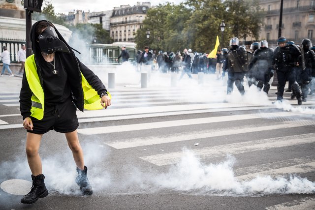 Haos u Francuskoj: Više od 200 hiljada ljudi izašlo na ulice, reagovala policija; graðani besni VIDEO