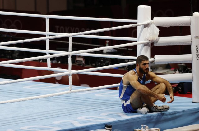 Alijev diskvalifikovan, besneo u ringu, pa seo u znak protesta VIDEO