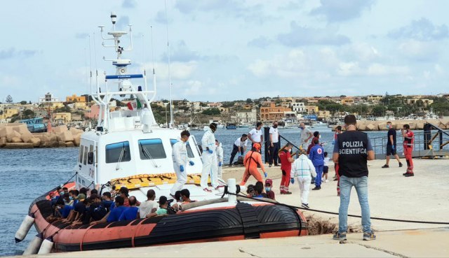 Spasilački brodovi spasili 394 izbeglice u Mediteranu