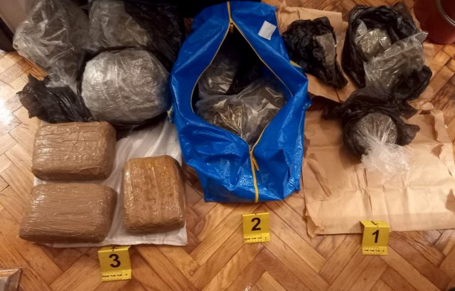 Uhapšen diler u Beogradu; policija mu u stanu pronašla pakete droge