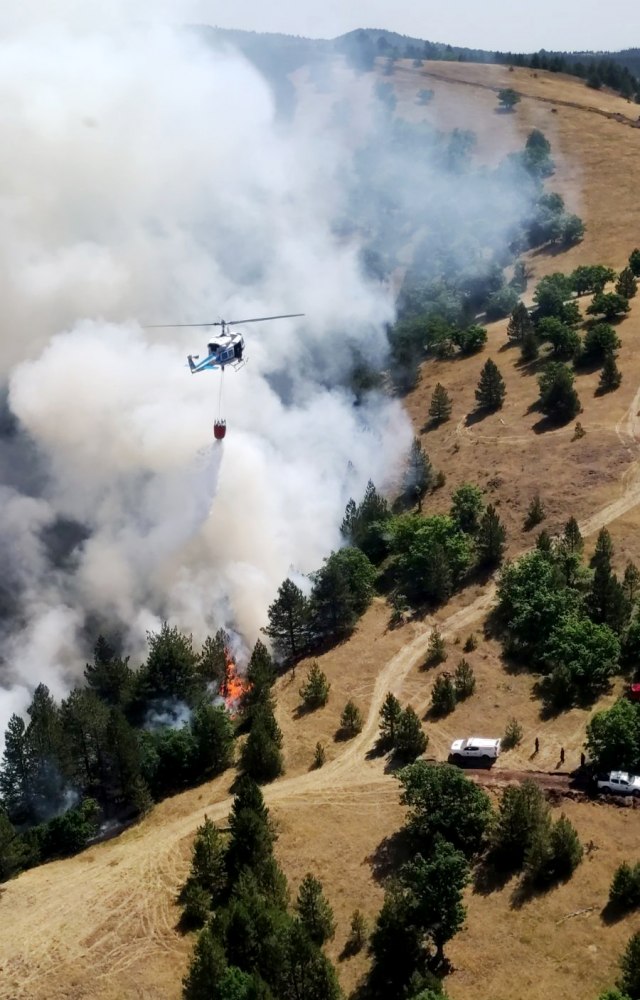 Požar na Mokroj gori guta 100 hektara; stigli helikopteri VIDEO/FOTO