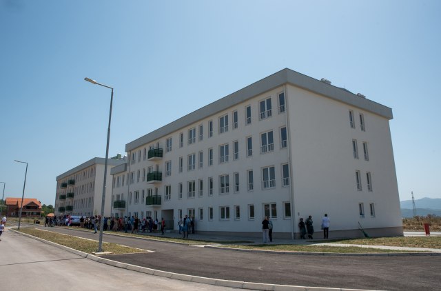 Ključevi stanova u Nišu uručeni izbegličkim porodicama iz Hrvatske i BiH