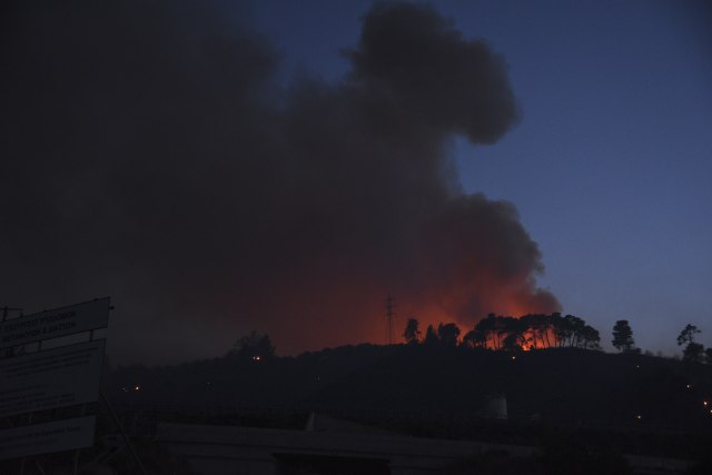 Požar na Rodosu, meštani bez struje, nema signala za mobilni VIDEO/FOTO