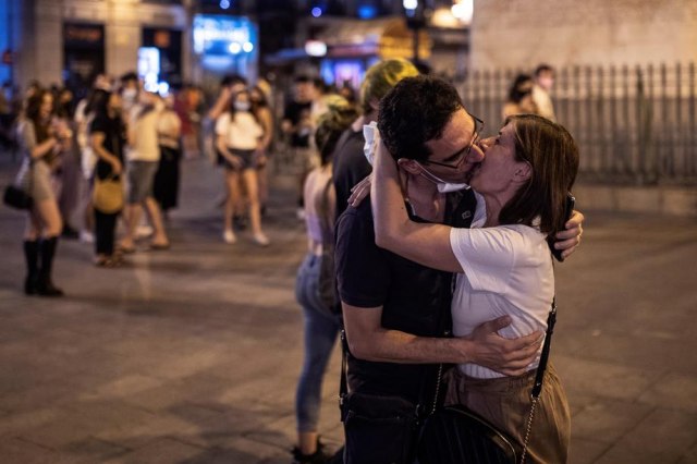 Poljubio svoju devojku na ulici u Prištini, kažnjen sa 450 evra