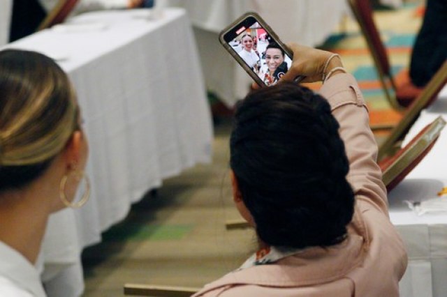 Ministarka naplaæuje selfije, razlog - gubljenje vremena