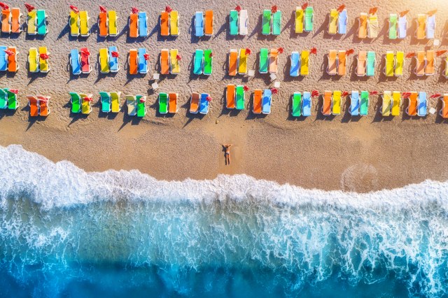 Svaða srpskih turista zbog ležaljki u Grèkoj: Da li postoji pravilo "sedenja" na plaži? ANKETA