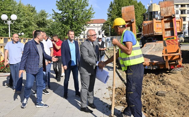 Vesić obišao radove na izgradnji trga i garaže: 