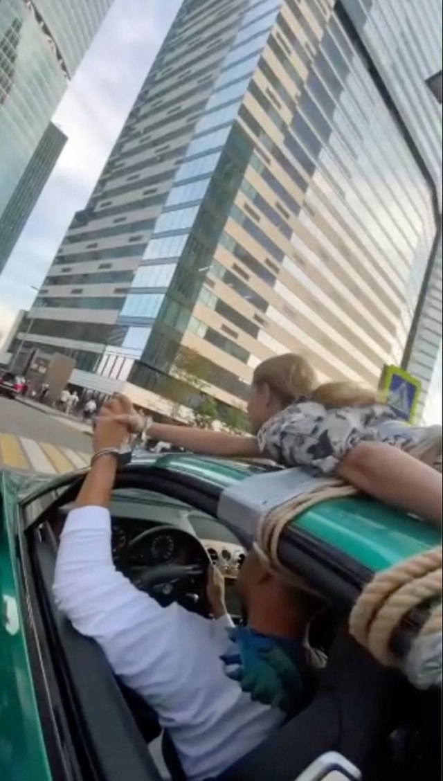 Rus vozio devojku na krovu automobila kroz Moskvu zbog "testa poverenja" VIDEO
