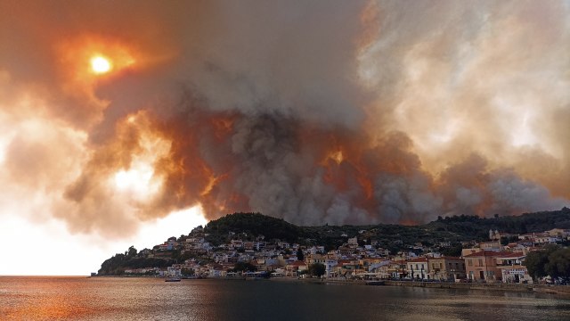 Na Eviji nareðena evakuacija; monasi neæe da napuste manastir, vatra se približava drevnoj Olimpiji FOTO/VIDEO