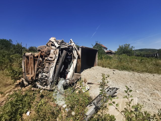 Prevrnuo se kamion pod teretom u selu kod Èaèka: Vozaè teško povreðen  FOTO