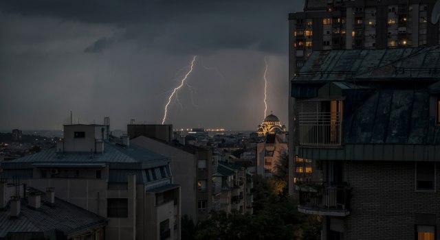 Novo upozorenje RHMZ-a: U narednih sat vremena kiša i grad, pljuštalo u Beogradu FOTO