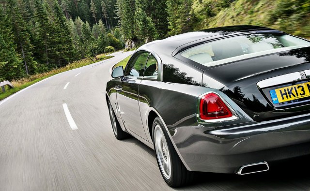 Rolls-Royce blokirao saobraæaj u popularnom letovalištu, vozaè se prilièno izblamirao VIDEO