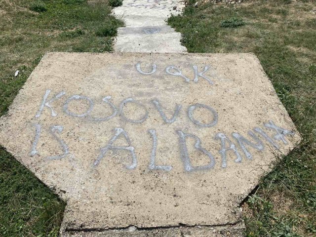 "UÈK" i "Kosovo je Albanija" u rodnom mestu kneza Lazara; "Poruka mržnje" FOTO