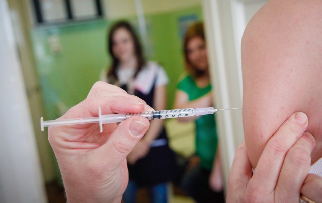 Oglasio se ministar Ružiæ o vakcinaciji uèenika: "Pozivam prosvetare i roditelje da pristupe imunizaciji"