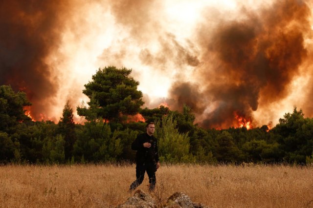 Atina bi zbog požara mogla da ostane u mraku; hiljade ljudi pobeglo iz svojih kuæa VIDEO/FOTO
