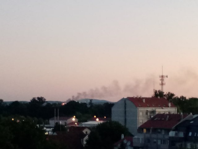 Veliki požar u Vinči; dim se širi iznad naselja FOTO/VIDEO