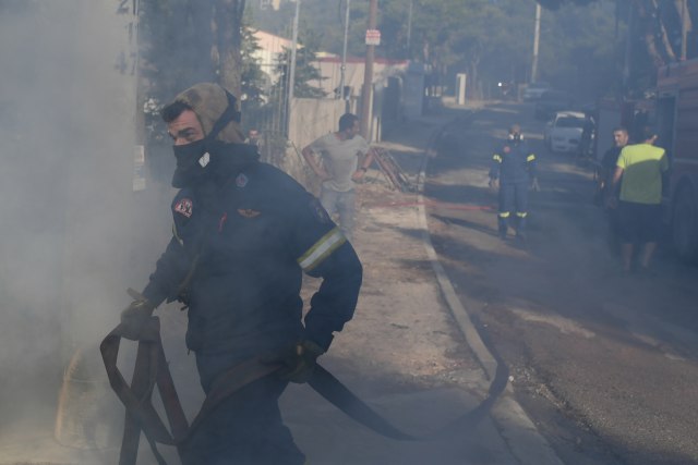 Jedan vatrogasac nastradao u požarima u Grčkoj; 20 ljudi povređeno