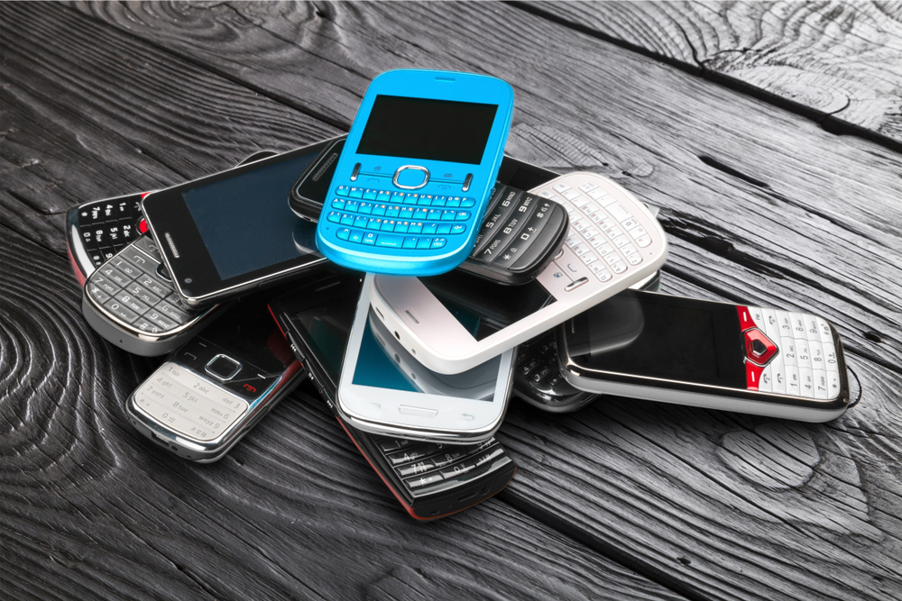 POSTALI SU PRAVO BLAGO, KOLEKCIONARI SE OTIMAJU OKO NJIH: Proverite da li imate neki od ovih 7 modela starih mobilnih telefona