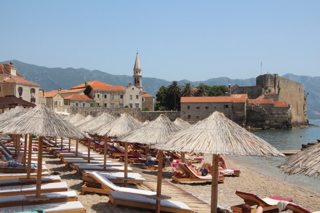 Poèeli da naplaæuju tuširanje na plaži – 80 centi; "Ležaljke su od 50 do 80 evra"