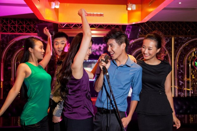 Kina zabranjuje izvođenje "opasnih" karaoke pesama