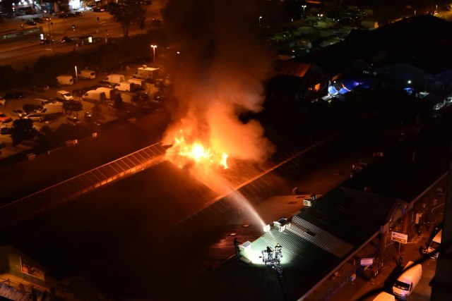 Dramatièni snimci požara u Bloku 70: Otvoreni plamen divljao sa krova tržnog centra VIDEO/FOTO