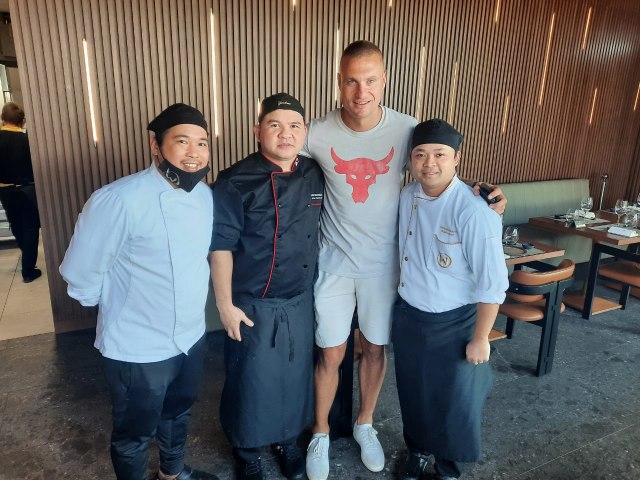Nemanja Vidić sa porodicom uživao u beogradskom restoranu W Sushi - Vimarsana News