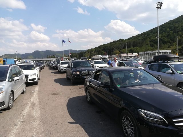 Horgos border crossing havoc; Traffic Police helping passengers