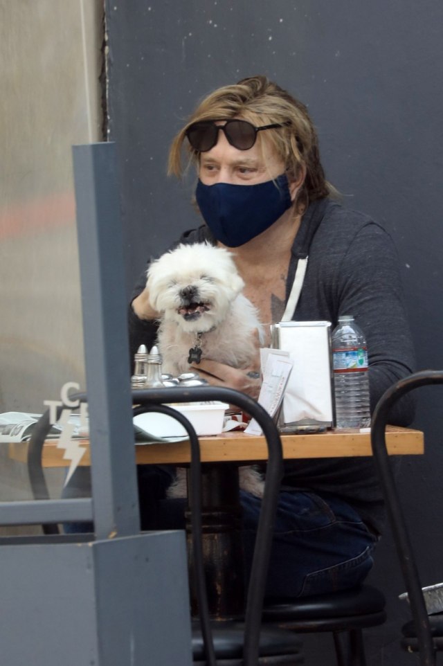 Slatko ili neprijatno? Miki Rurk "ljubi" svog psa na ruèku sa prijateljem FOTO