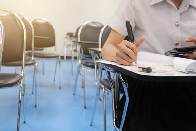 Sve za ljubav: Mladiæ se prerušio u svoju devojku kako bi polagao ispit umesto nje VIDEO