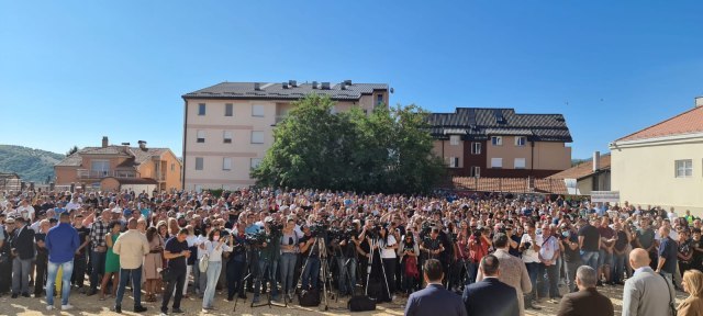 More than 1.500 people welcomed Vučić: 