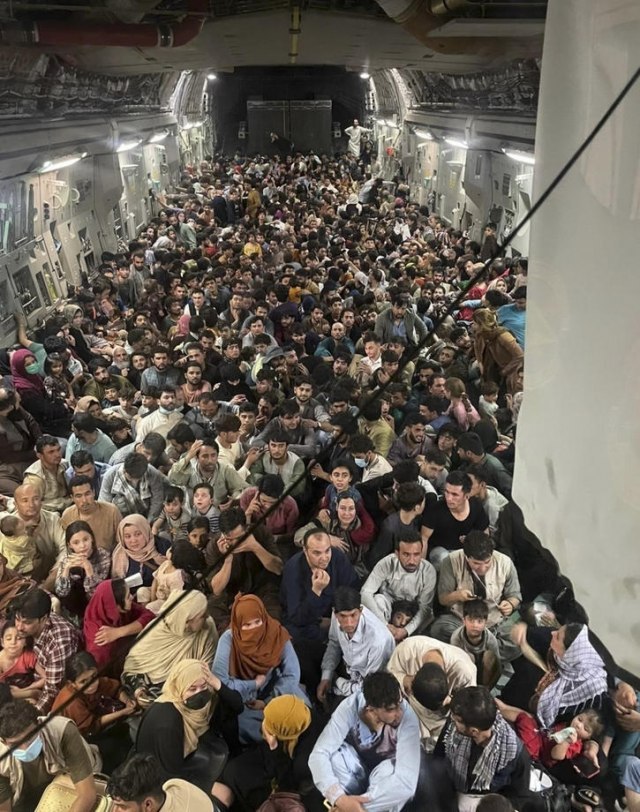 A photo that traveled the world - number of people on a plane from Kabul discovered