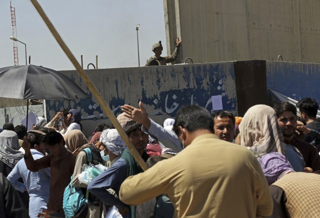Veæi haos nego na aerodromu: Na hiljade ljudi pokušava da preðe granicu sa Pakistanom VIDEO