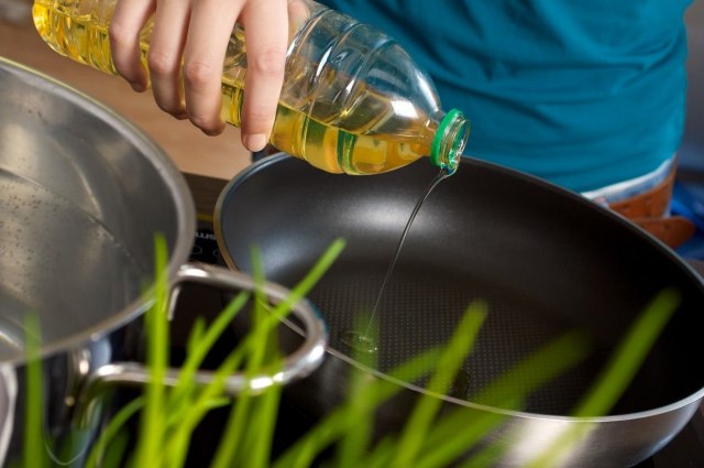 Savet iskusnih domaćica: Gde treba baciti ulje nakon prženja