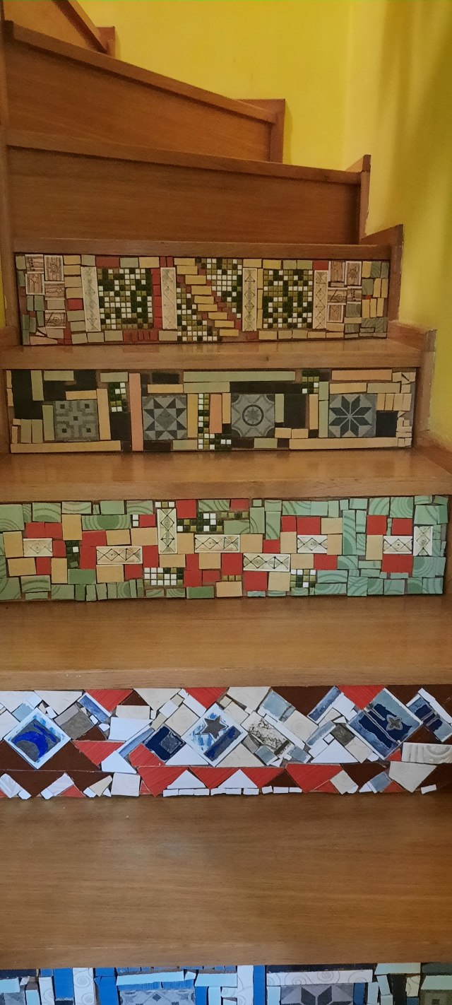 Uradi sam: Darovita profesorka iz Novog Sada za 8.000 dinara uredila stepenice FOTO